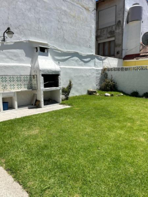 Casa en Mar Del Plata con parque, parrilla y cochera cubierta a dos cuadras del mar